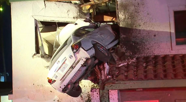 ABD’de aşırı hızla giden araç binanın ikinci katına girdi