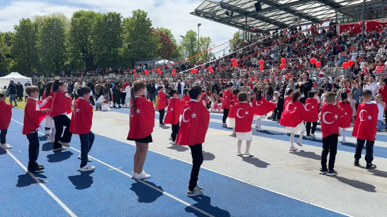 Almanya’nın Heilbronn şehrinde coşkulu 23 Nisan kutlaması