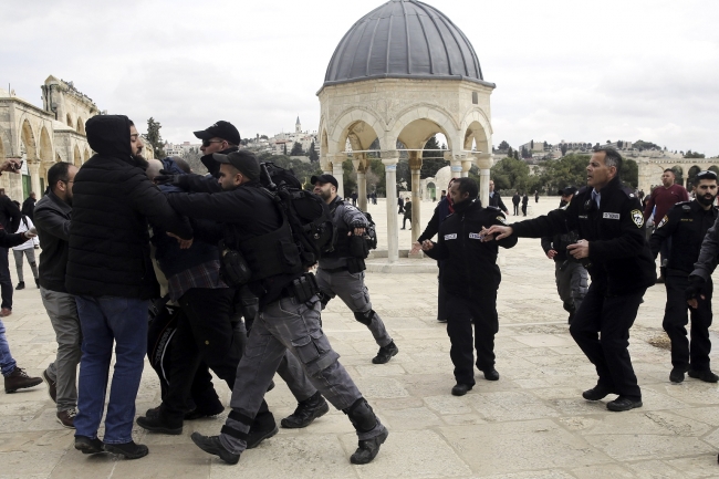 İsrail polisi Mescid-i Aksa'nın imamlarına saldırdı