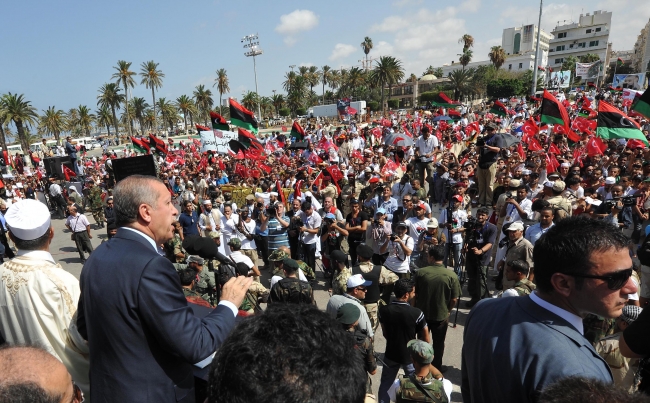 O dönem başbakan olan Cumhurbaşkanı Recep Tayyip Erdoğan, Libya'yı ziyaretinde halka seslendi. Yıl: 2011 Fotoğraf: AA