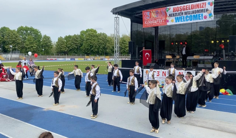 Almanya’nın Heilbronn şehrinde coşkulu 23 Nisan kutlaması