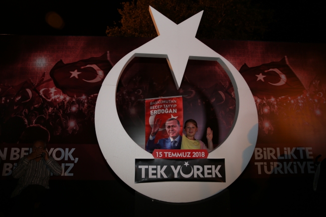 Milyonlar şehitler için meydanlara indi