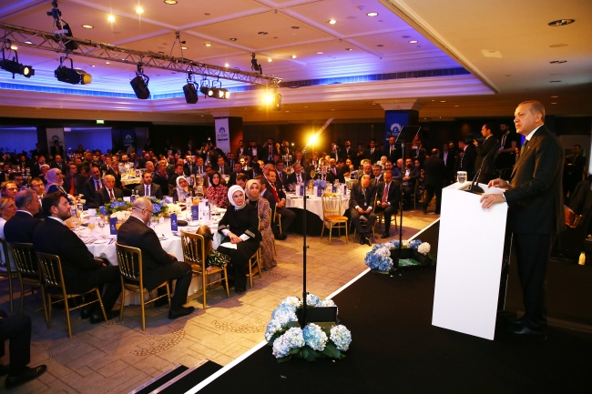 Cumhurbaşkanı Erdoğan Londra'da Türken Vakfı öğrencileriyle bir araya geldi