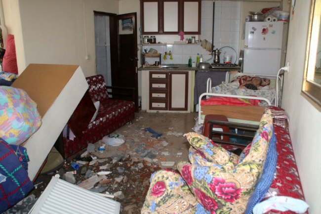 Kağıthane'de faciadan dönüldü: Kayan iş makinası eve girdi