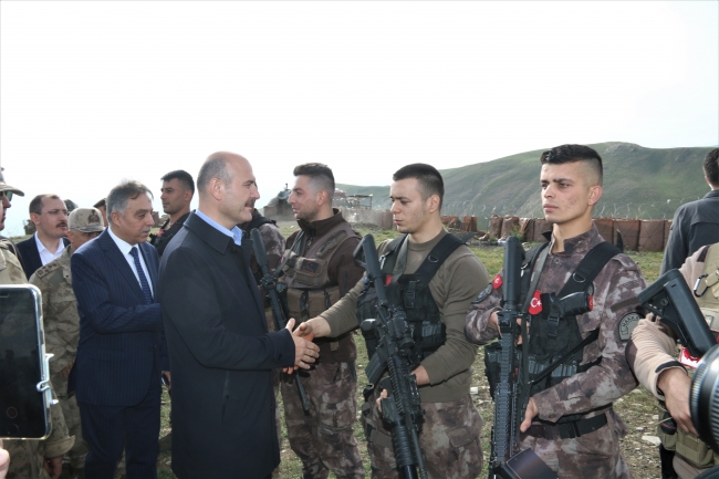 İçişleri Bakanı Soylu'dan askerlere bayram ziyareti