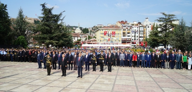 Komandoların Zeybek oyunu Zafer Bayramı'na damga vurdu