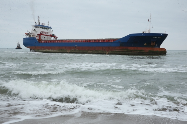 Kandıra'da karaya oturan gemi için kurtarma çalışmaları sürüyor