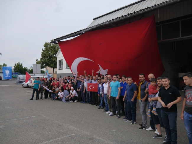 Fransa'da Türkler sokaklarda konvoy oluşturdu