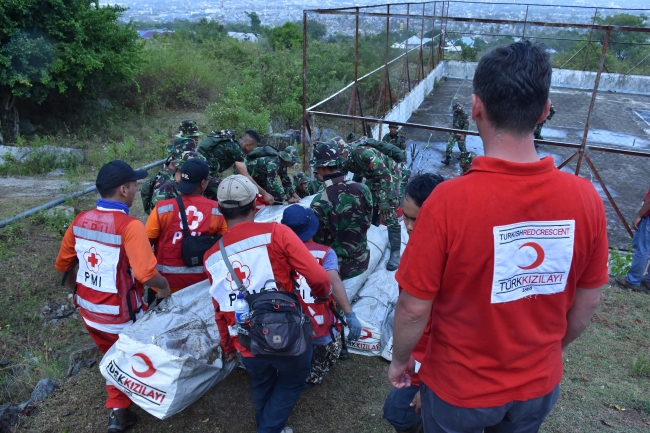 Endonezyalı afetzedeler Türkiye'den götürülen çadırlarda kalacak