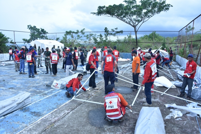 Endonezyalı afetzedeler Türkiye'den götürülen çadırlarda kalacak