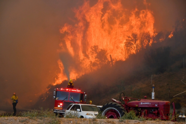 California'daki orman yangınları ABD'li ünlüleri de vurdu
