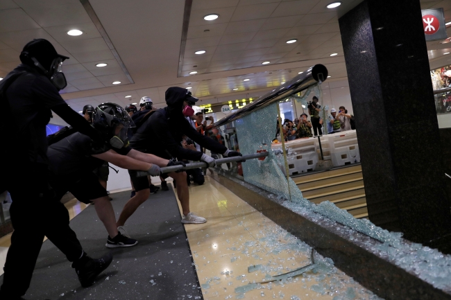 Hong Kong'da protestolar yasağa rağmen devam ediyor