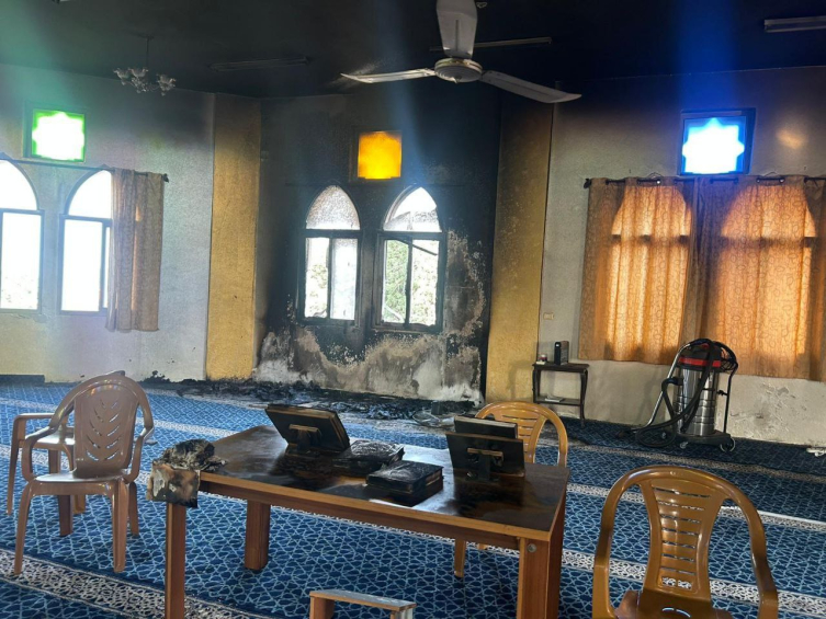 İsrailli işgalciler, Batı Şeria'da bir camiyi kundakladı