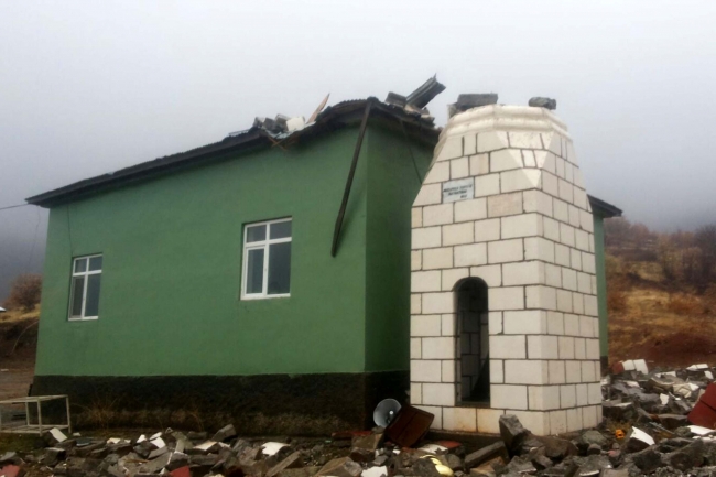 Yıldırım cami minaresini yıktı