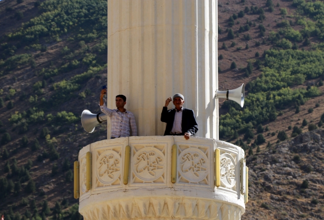 Telefonla konuşabilmek için dağ tepe aşıyorlar