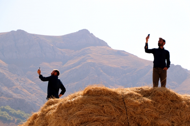 Telefonla konuşabilmek için dağ tepe aşıyorlar