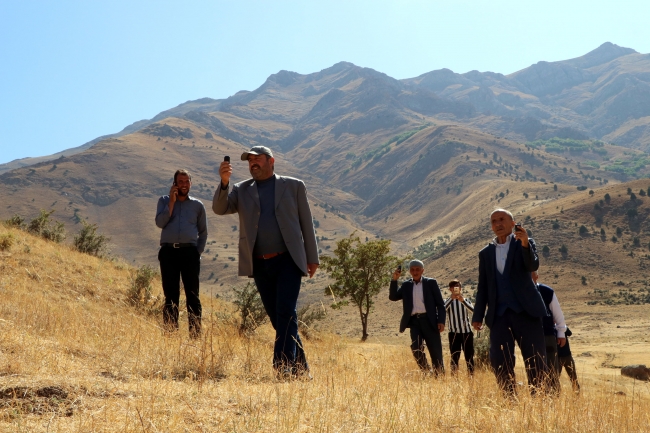 Telefonla konuşabilmek için dağ tepe aşıyorlar