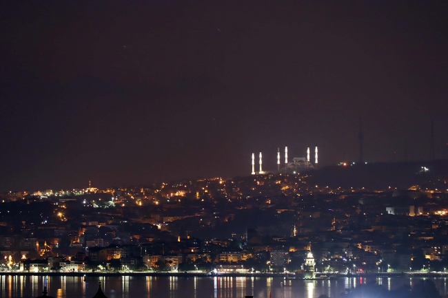 Çamlıca Camii'nin minareleri 3 boyutlu sistemle aydınlatıldı