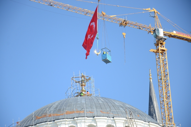 Çamlıca Camisinin alemi törenle yerleştirildi