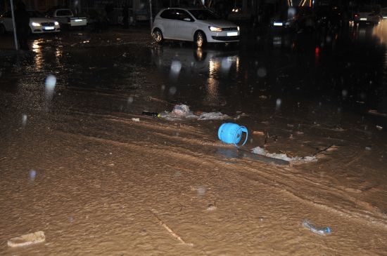 Şiddetli yağış birçok ev ve iş yerini sular altında bıraktı