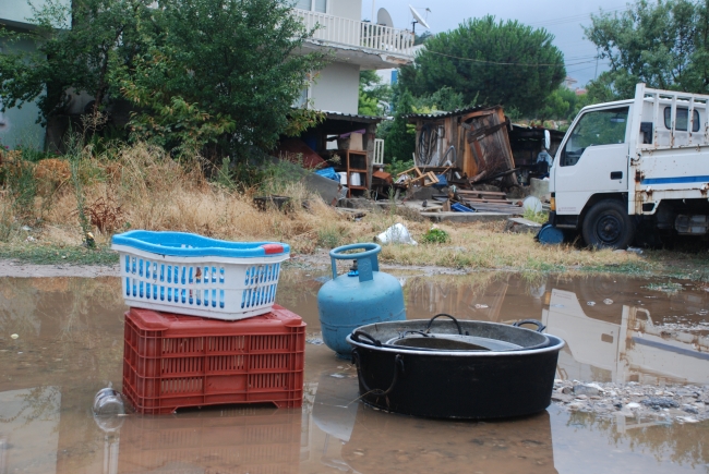 Çanakkale'de ev ve iş yerleri su altında kaldı