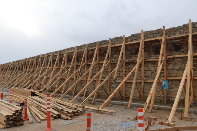 Çanakkale’de tarihi surlar restore ediliyor