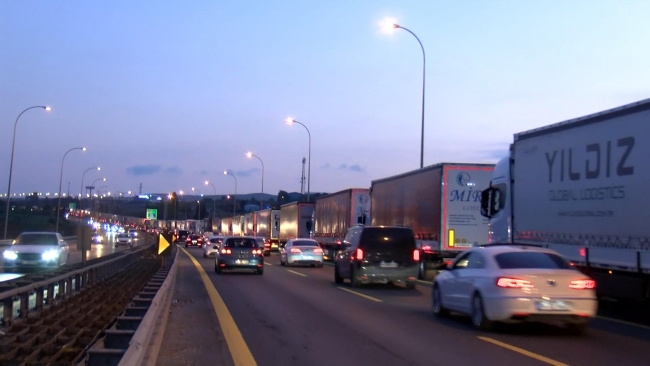 Gümrük yolunda uzun tır kuyruğu