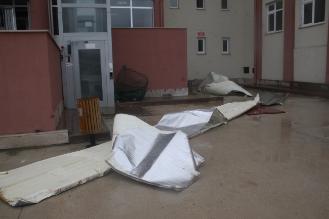 Rüzgar çatıları uçurdu, elektrik tellerini kopardı