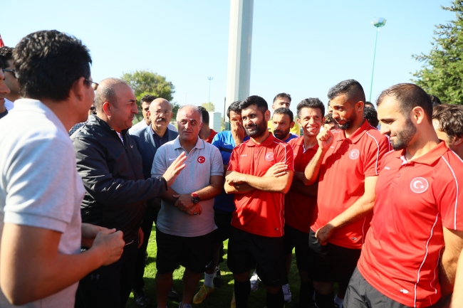 Bakan Çavuşoğlu'ndan İşitme Engelliler Milli Futbol Takımına ziyaret
