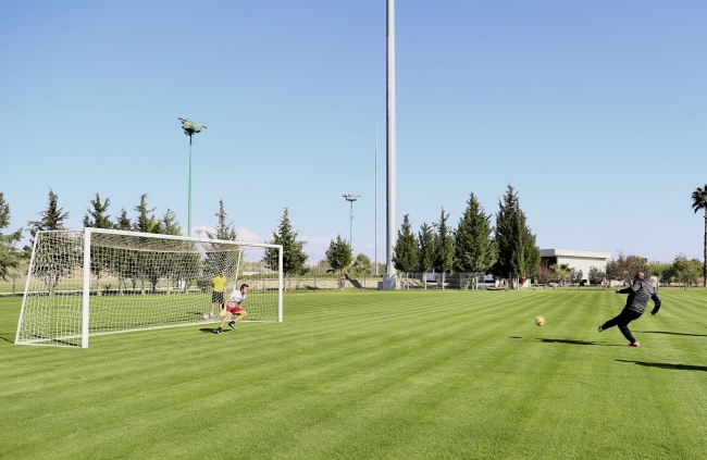 Bakan Çavuşoğlu'ndan İşitme Engelliler Milli Futbol Takımına ziyaret