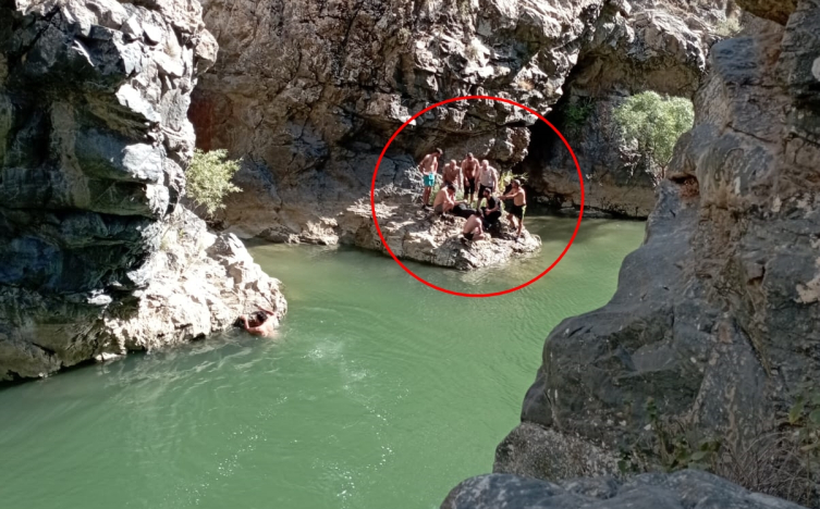 Çayda cansız bedeni bulundu, ambulansa 7 saatte taşındı