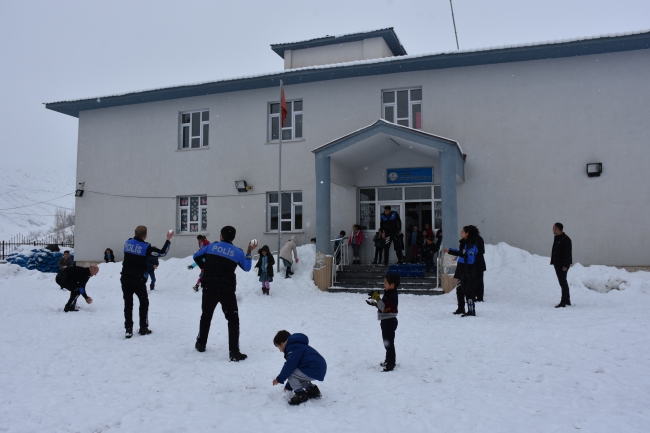 Hakkari polisi köy okulunun öğrencilerini sevindirdi