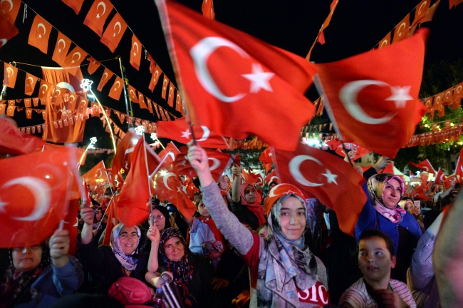 Milyonlar şehitler için meydanlara indi