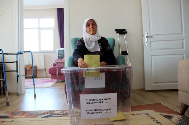 Hasta ve engelli seçmenler "seyyar sandık" ile oy kullanıyor