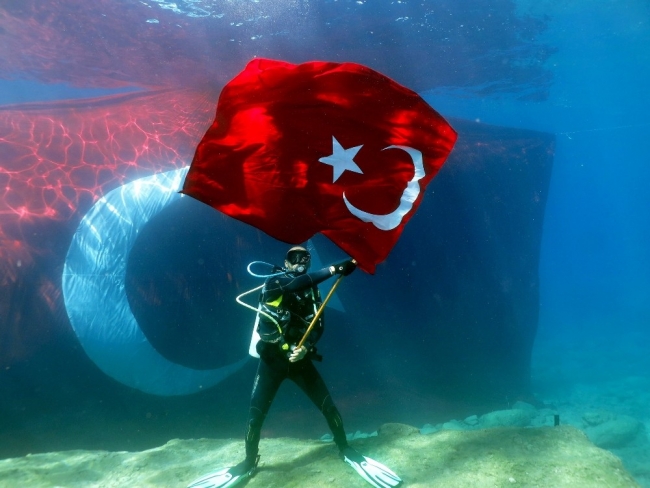 Cumhuriyetin 95. yılını su altında kutladılar