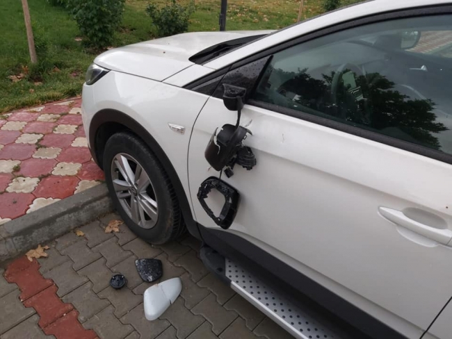 Çatıya yıldırım düştü, kopan parçalar araçlara zarar verdi