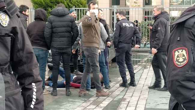 Çağlayan Adliyesi önünde polise bıçaklı saldırı