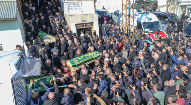 Deprem kurbanları toprağa verildi