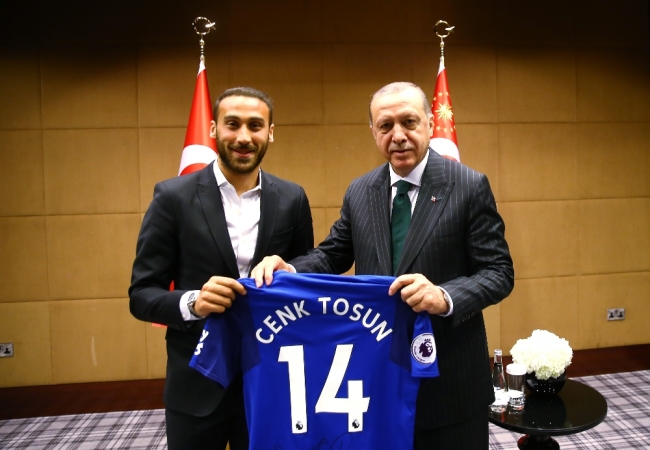 Cumhurbaşkanı Erdoğan, İngiltere'deki Türk futbolcuları kabul etti
