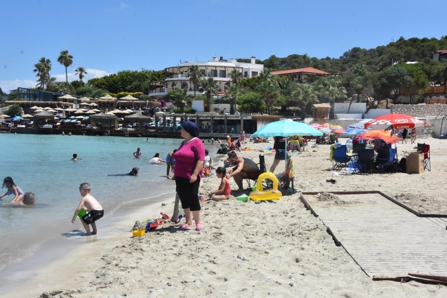 Çeşme plajlarında bayram yoğunluğu