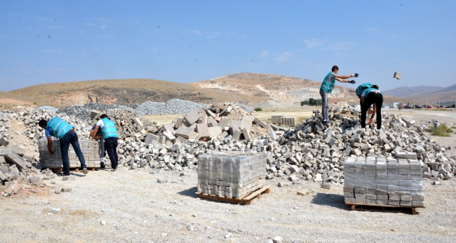 Cezalarını taş ayıklayarak çekiyorlar