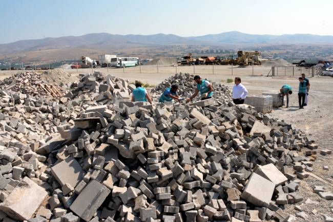 Cezalarını taş ayıklayarak çekiyorlar