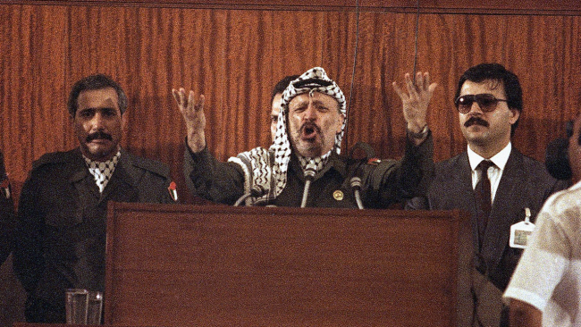 Yaser Arafat, Filistin Ulusal Konseyi'nin ilk oturumunda. 12 Kasım 1988 | Fotoğraf: AP
