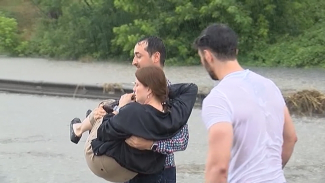 İstanbul'da etkili olan şiddetli yağmur ve dolu hayatı felç etti