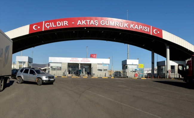 Sınır kapılarında alınan sıkı tedbirler titizlikle sürdürülüyor