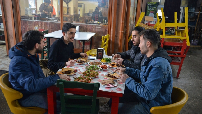 Kısıtlamanın ardından kahvaltı için ciğer kebabına koştular