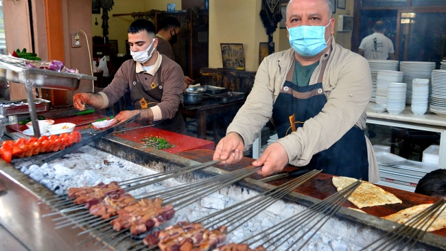 Kısıtlamanın ardından kahvaltı için ciğer kebabına koştular