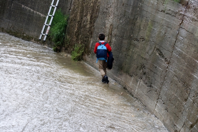 Su kanalına düşen çocuğu itfaiye ekipleri kurtardı