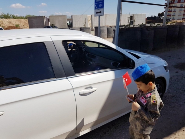 Mardin'de çocuklar yol kontrolü yaptı