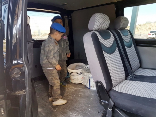 Mardin'de çocuklar yol kontrolü yaptı